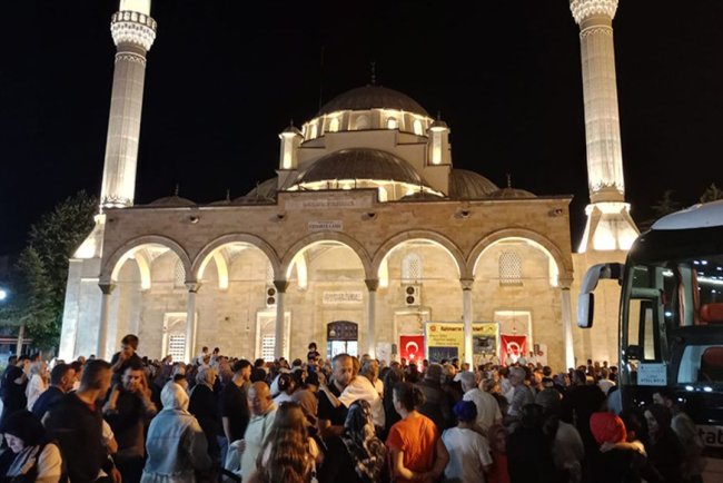 Umreciler Düzce'den dualarla yola çıktı