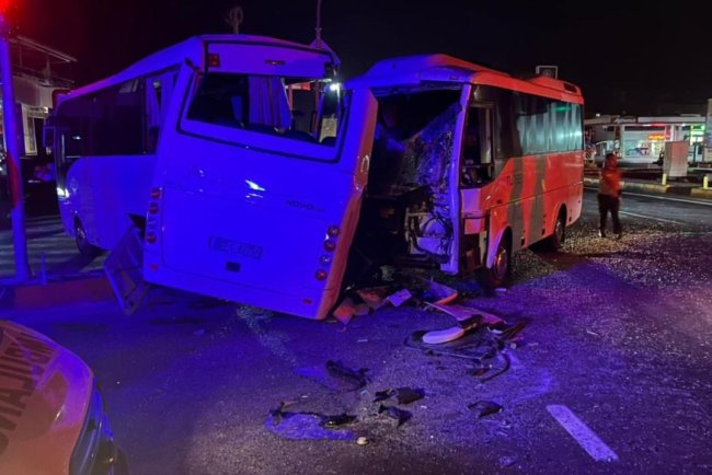 Antalya’da 3 midibüsün karıştığı kazada 6 kişi yaralandı