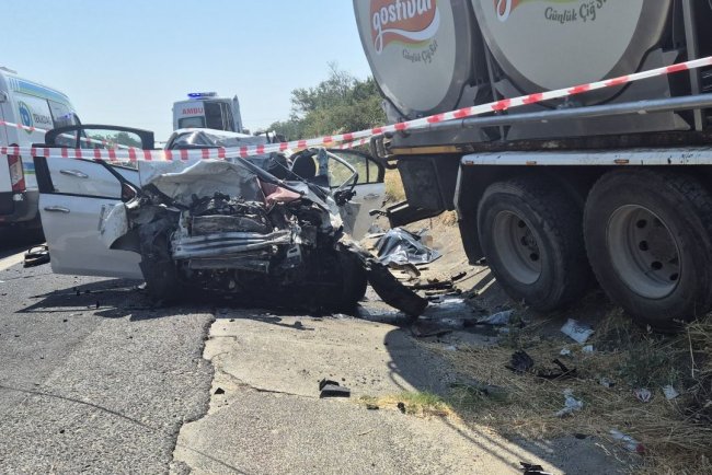 Tekirdağ'da kamyon ile otomobilin çarpıştığı kazada 4 kişi öldü