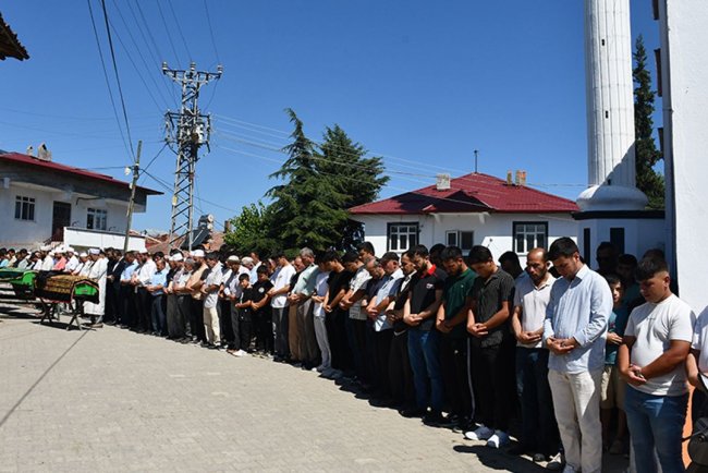 Samsun'da baraj gölünde boğulan 2 gencin cenazesi toprağa verildi