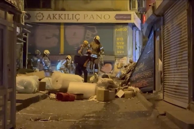 Beyoğlu'nda iki katlı bina patlamanın ardından çöktü