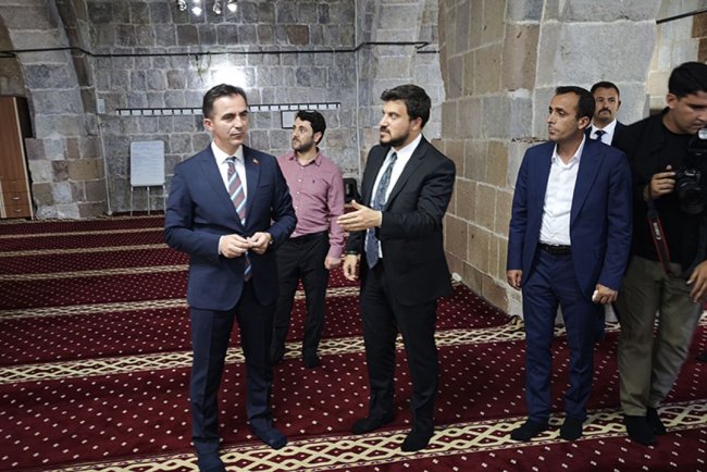 Bitlis Valisi Karakaya, tarihi camilerde incelemelerde bulundu
