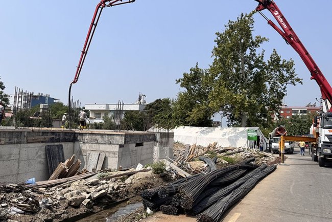 Hatay'da vatandaşlar depremde yıkılan caminin yeniden inşasına destek veriyor