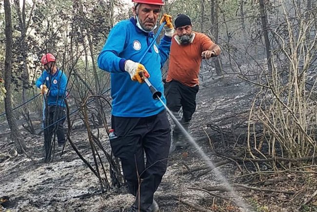 Düzce'deki gönüllü din görevlilerinden yangına müdahale