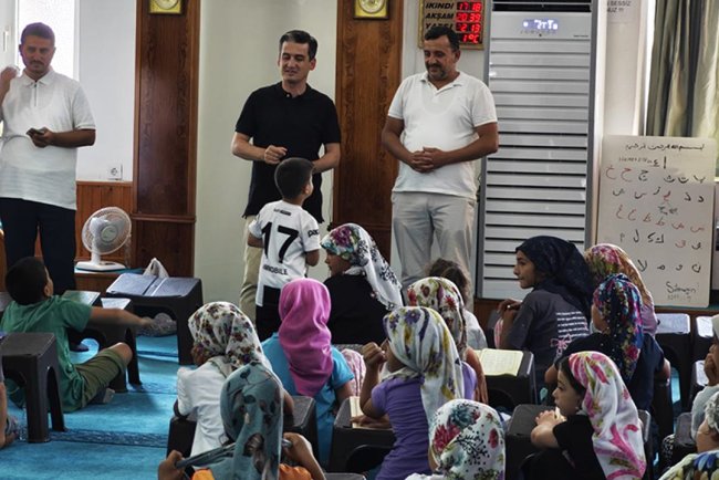 Çeşme Kaymakamı Maraşlı, camilerde öğrencilerle buluştu