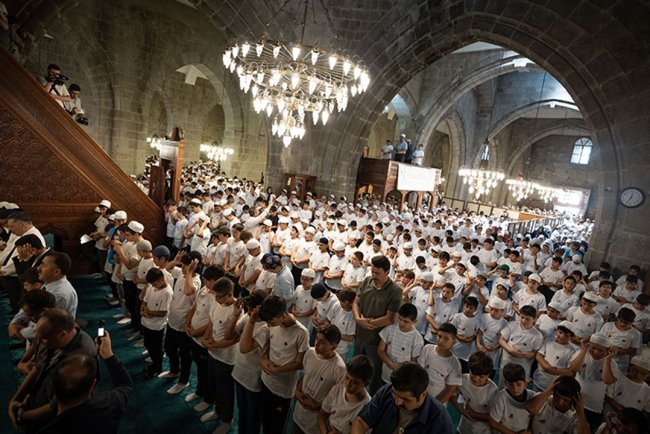 Erzurum'da 6 bin çocuk tarihi camide buluştu
