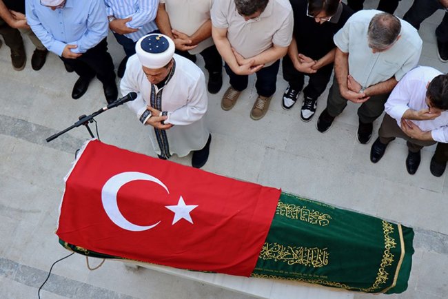 Dil eğitimi için gittiği ABD'de trafik kazasında hayatını kaybeden oğlunun cenaze namazını kıldırdı