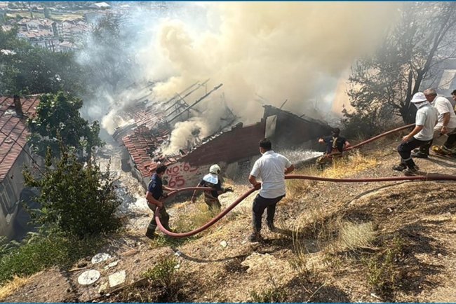 Başkentte çıkan yangında 8 gecekondu kullanılamaz hale geldi