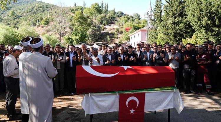 İzmir Ödemiş'teki yangında şehit olan orman işçisi son yolculuğuna uğurlandı