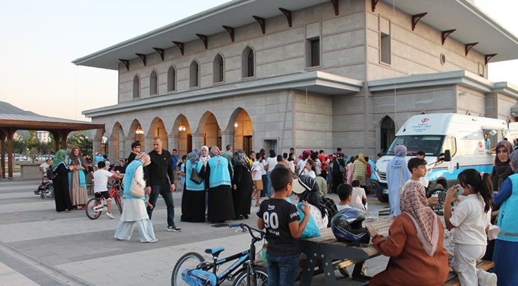 Osmaniye'de vatandaşlara aşure ikram edildi