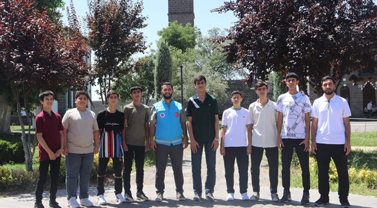 Bağlar'da gençler kültür gezisinde bulundu