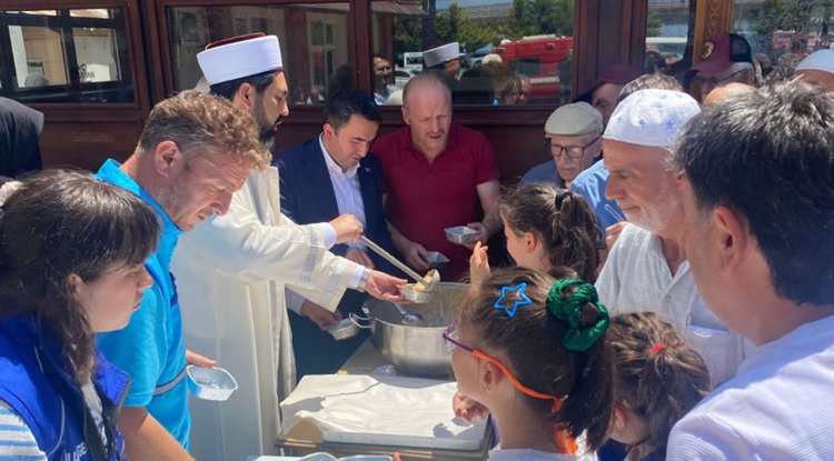 Espiye'de vatandaşlara aşure dağıtıldı