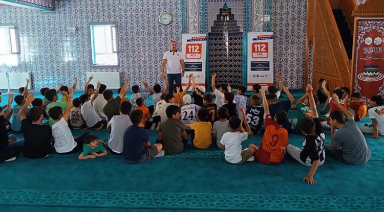 Elazığ'da 112 ekipleri, camilerde öğrencileri bilgilendirdi