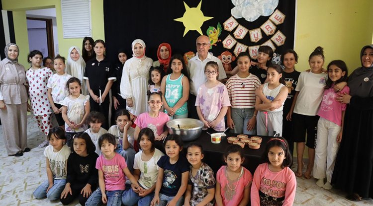 Müftü Topal, miniklere aşure ikram etti