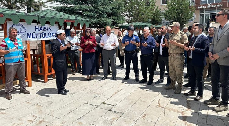 Hanak'ta vatandaşlara aşure ikram edildi