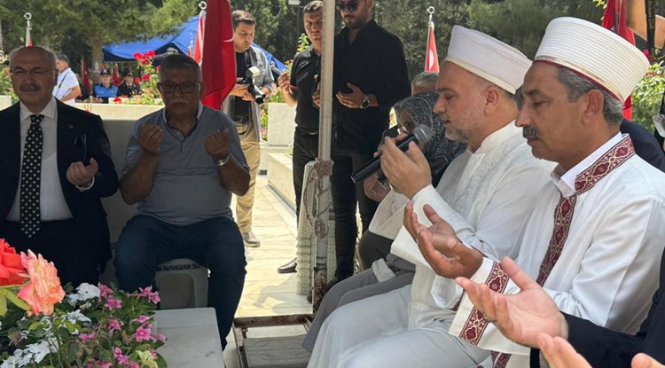 Adana'da 15 Temmuz şehitleri kabirleri başında anıldı