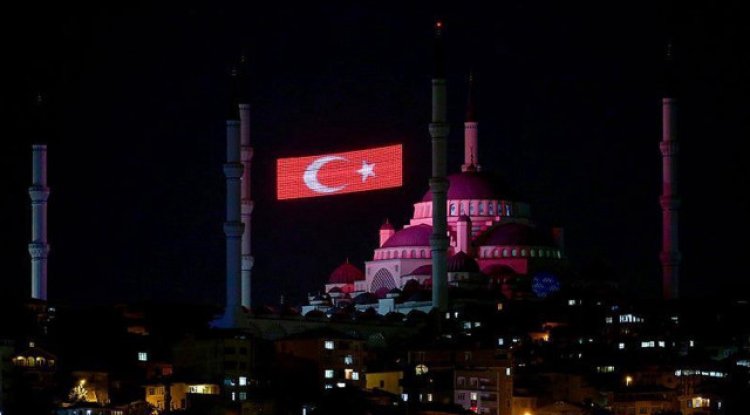 Gece yarısı Türkiye’de aynı anda yükselecek: 15 Temmuz'da sela ne zaman ve saat kaçta okunacak?