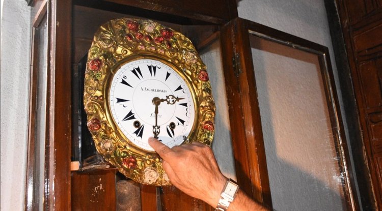 Afyonkarahisar'da Ulu Cami'deki 140 yıllık kurmalı saat zamana tanıklık ediyor