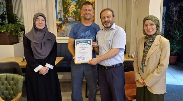 Nürnberg'te eğitimlerini tamamlayan mühtediler belge aldı