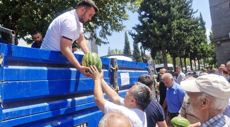 15 ton karpuzu "hayrına" dağıttılar