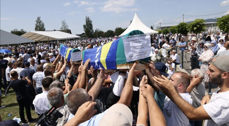 Bosna Hersek'teki savaşta 33 yıl önce öldürülen 7 Boşnak sivilin kalıntıları Prijedor'da defnedildi
