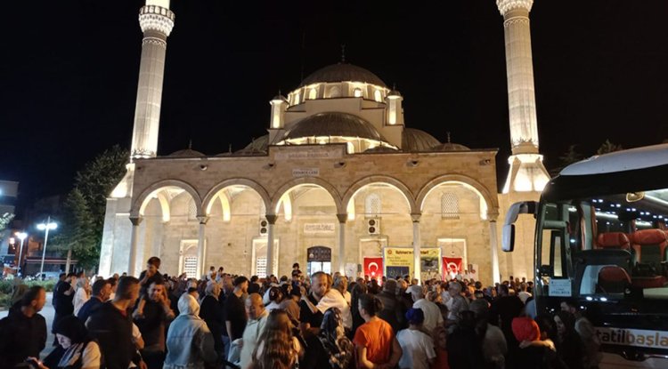 Umreciler Düzce'den dualarla yola çıktı