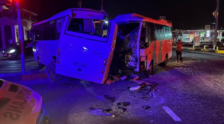 Antalya’da 3 midibüsün karıştığı kazada 6 kişi yaralandı