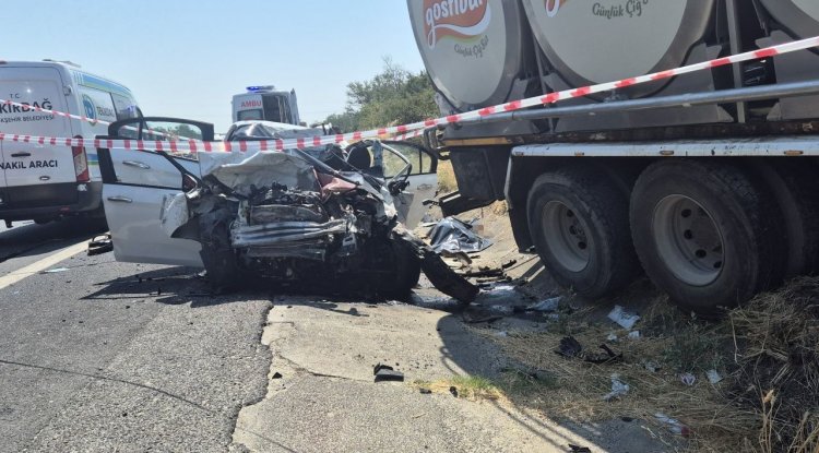 Tekirdağ'da kamyon ile otomobilin çarpıştığı kazada 4 kişi öldü