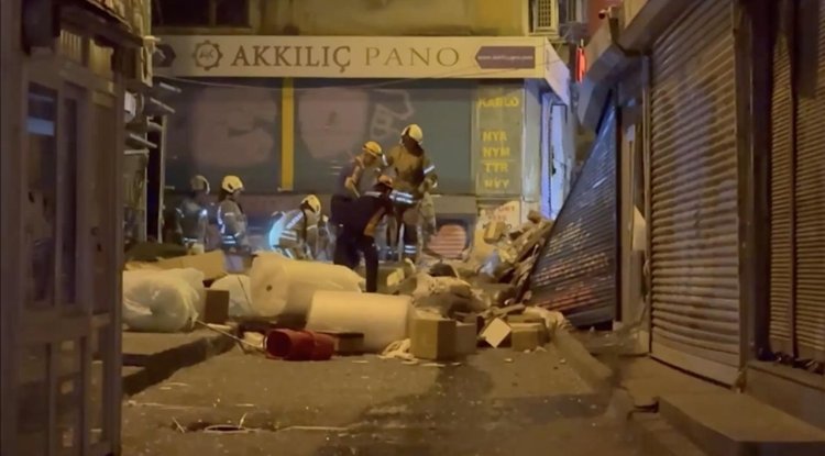 Beyoğlu'nda iki katlı bina patlamanın ardından çöktü