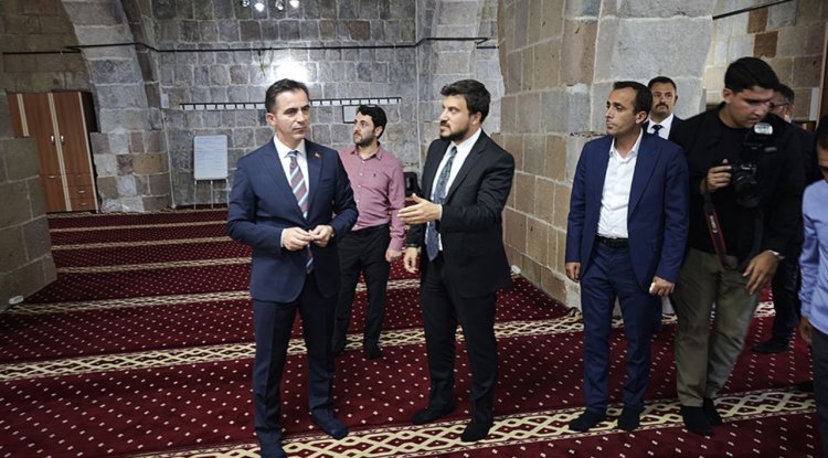 Bitlis Valisi Karakaya, tarihi camilerde incelemelerde bulundu