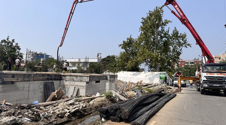 Hatay'da vatandaşlar depremde yıkılan caminin yeniden inşasına destek veriyor