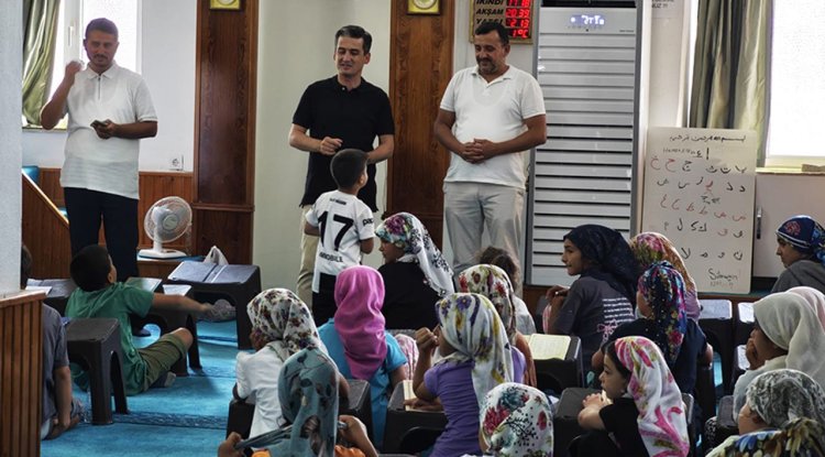 Çeşme Kaymakamı Maraşlı, camilerde öğrencilerle buluştu
