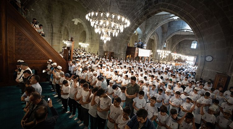 Erzurum'da 6 bin çocuk tarihi camide buluştu