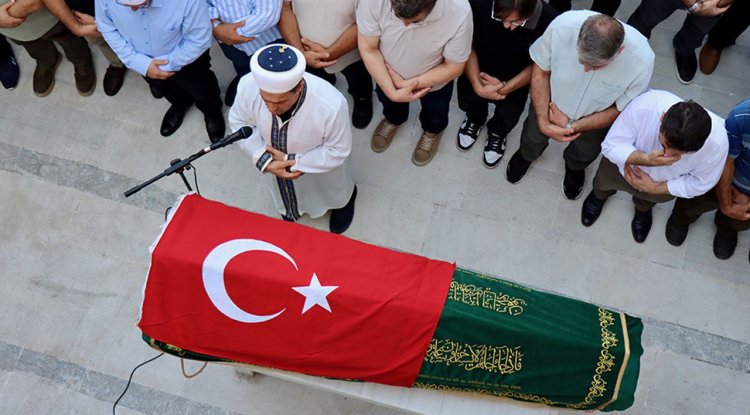 Dil eğitimi için gittiği ABD'de trafik kazasında hayatını kaybeden oğlunun cenaze namazını kıldırdı