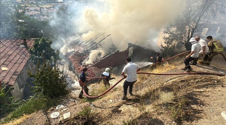 Başkentte çıkan yangında 8 gecekondu kullanılamaz hale geldi