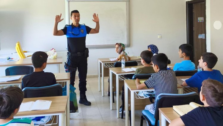 Polis abiler, Yaz Kur'an Kursu öğrencilerini bilgilendirdi