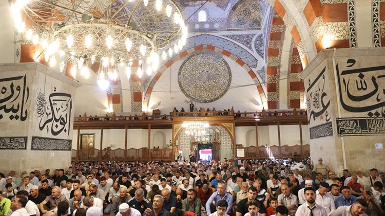 Pehlivanlar cuma namazını selatin camilerde kıldı