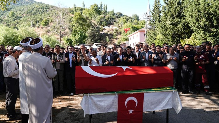 İzmir Ödemiş'teki yangında şehit olan orman işçisi son yolculuğuna uğurlandı