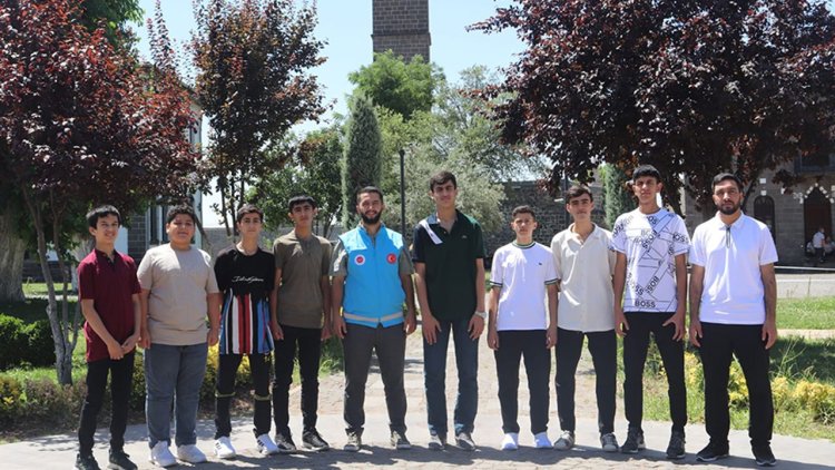 Bağlar'da gençler kültür gezisinde bulundu