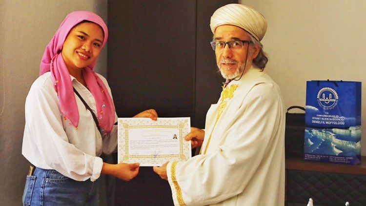 Filipinli kadın Denizli'de Müslüman oldu