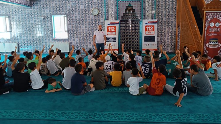 Elazığ'da 112 ekipleri, camilerde öğrencileri bilgilendirdi
