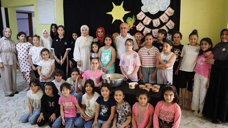 Müftü Topal, miniklere aşure ikram etti