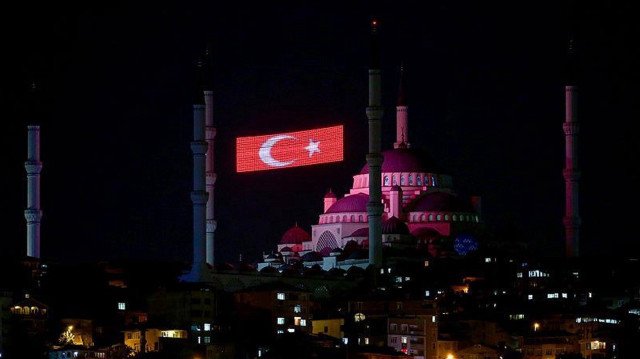 Gece yarısı Türkiye’de aynı anda yükselecek: 15 Temmuz'da sela ne zaman ve saat kaçta okunacak?