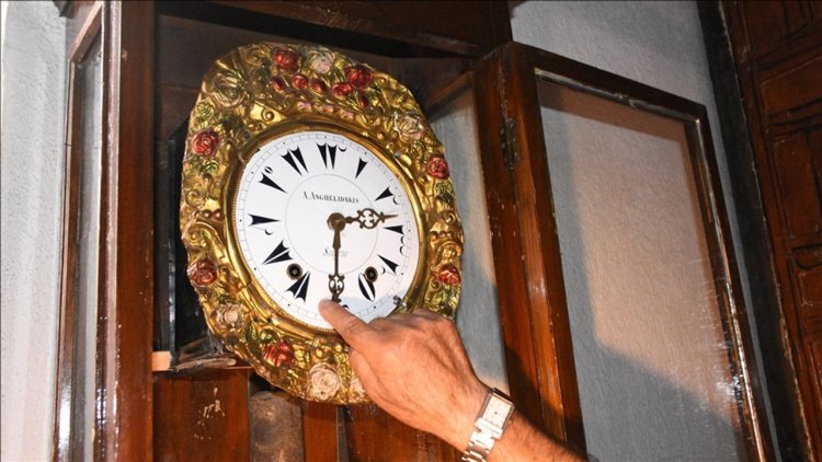 Afyonkarahisar'da Ulu Cami'deki 140 yıllık kurmalı saat zamana tanıklık ediyor