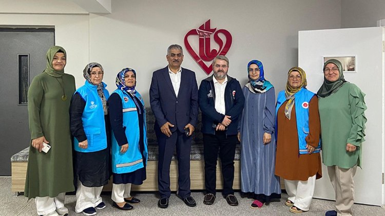 TDV gönüllüsü kadınlar, minik ellerle mutfakta