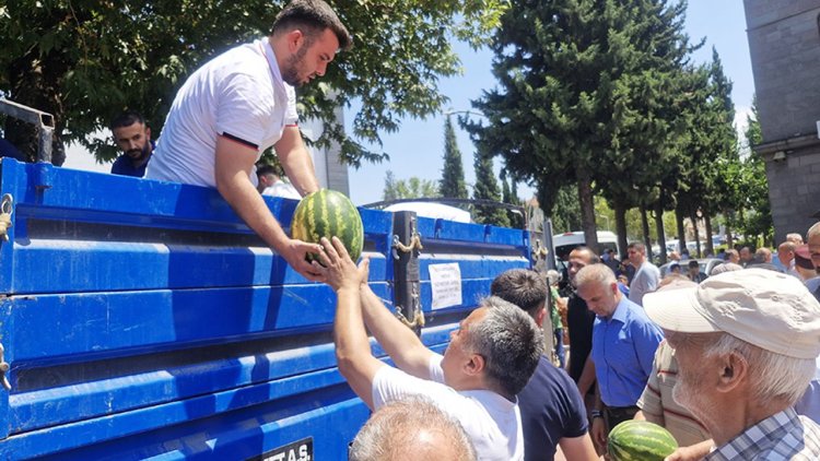 15 ton karpuzu "hayrına" dağıttılar