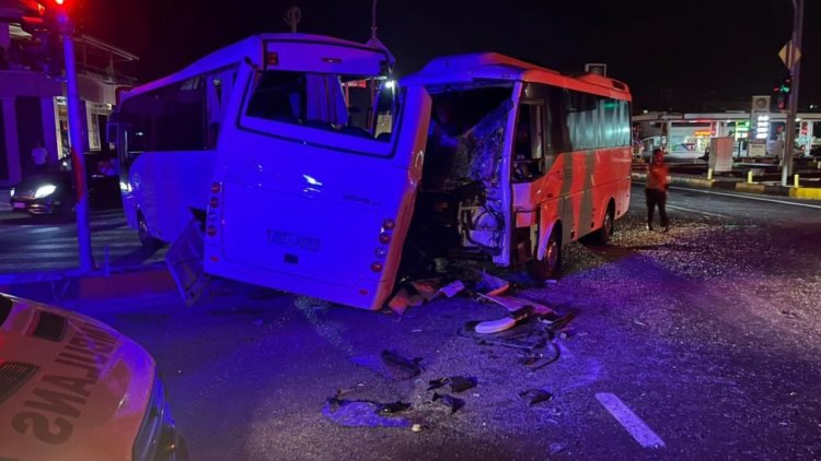 Antalya’da 3 midibüsün karıştığı kazada 6 kişi yaralandı