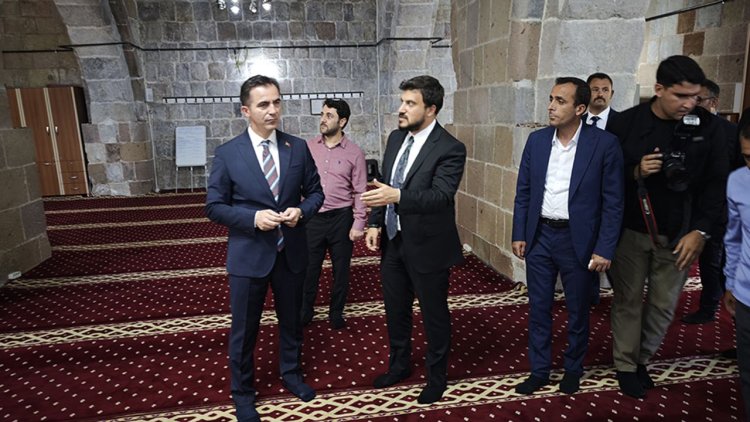 Bitlis Valisi Karakaya, tarihi camilerde incelemelerde bulundu