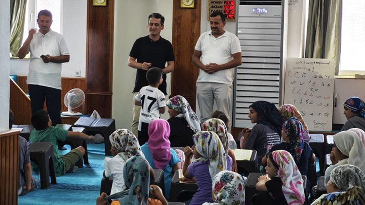Çeşme Kaymakamı Maraşlı, camilerde öğrencilerle buluştu