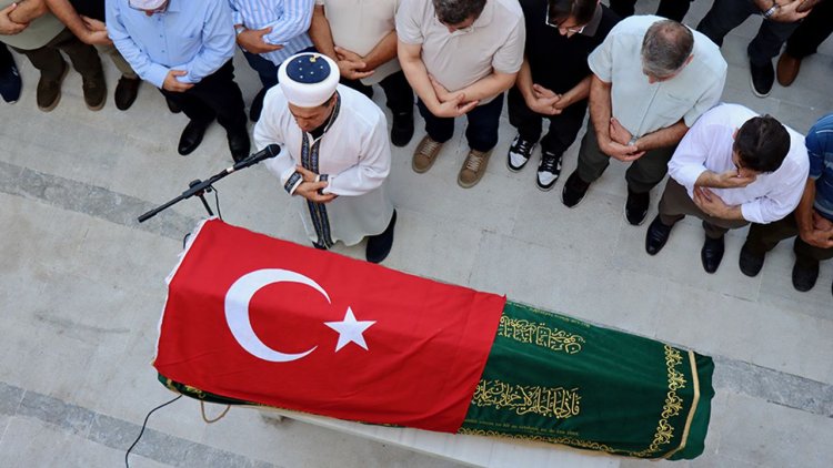 Dil eğitimi için gittiği ABD'de trafik kazasında hayatını kaybeden oğlunun cenaze namazını kıldırdı